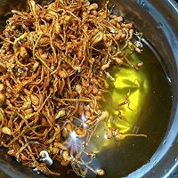 滋补的虫草花煲乌鸡汤做法图解2)
