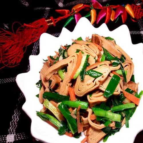 美味的韭菜炒五香豆卷