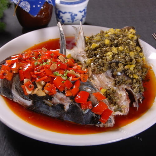 美味的剁椒豆豉蒸鱼头