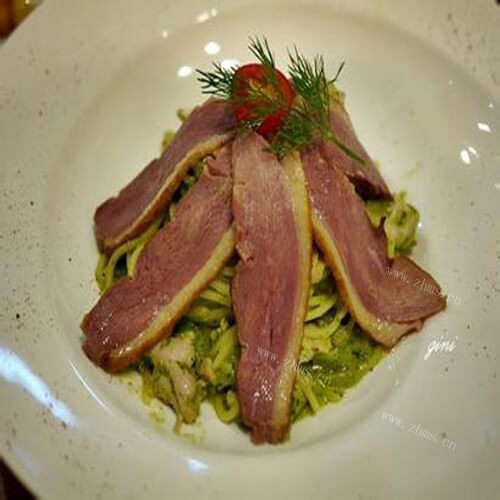 美味的小炒鸭胸肉