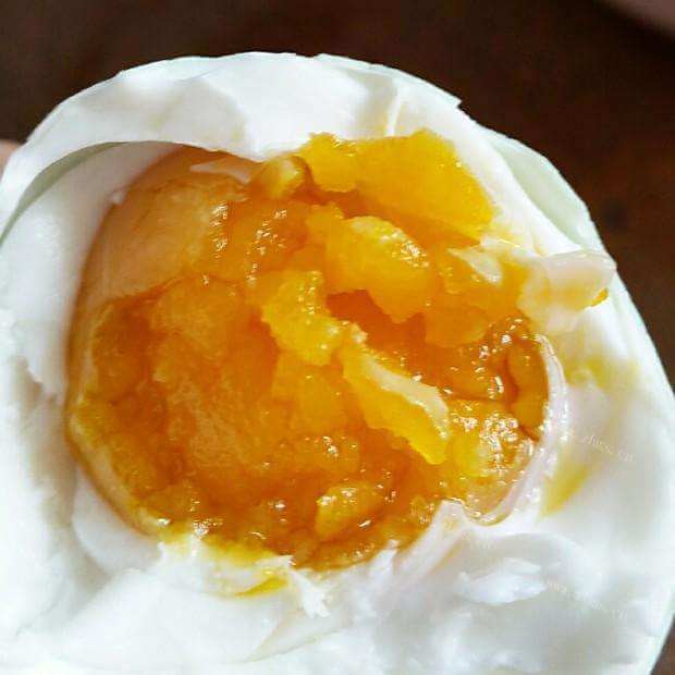 美味金黄流油的咸鸭蛋