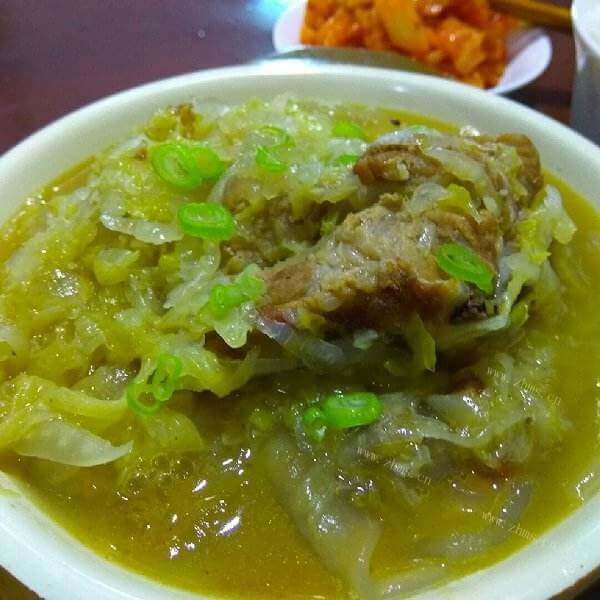 好吃的酸菜粉条煮龙骨