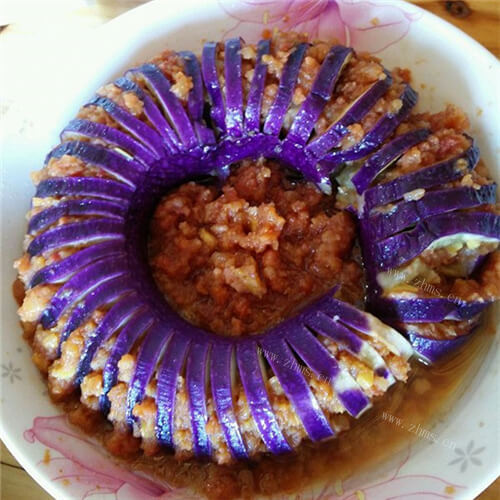 可口的美味蒸茄盒