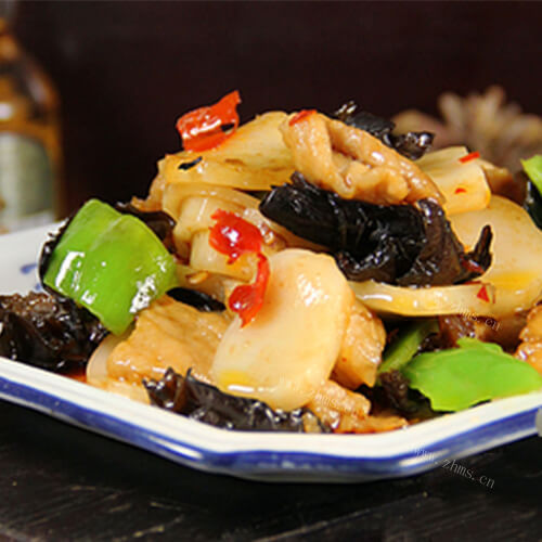美味的鱼香肉片炒年糕