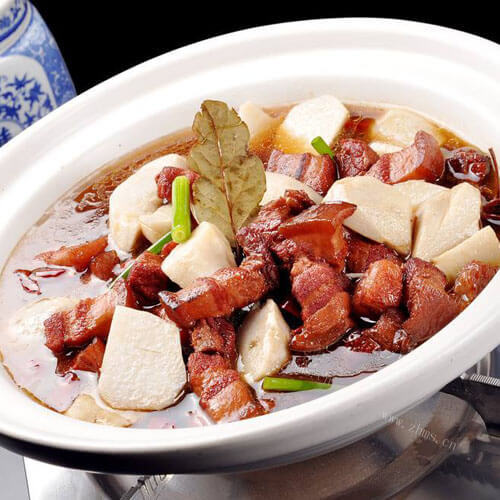 美味的红烧芋头肉片