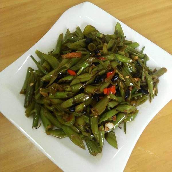 辛辣刺激的辣椒炒空心菜梗