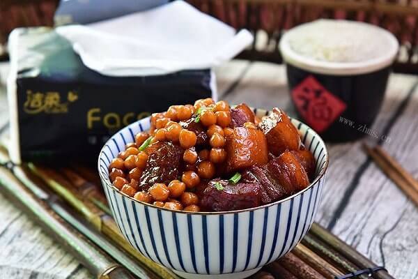 肥美的鹰嘴豆焖五花肉做法图解1)