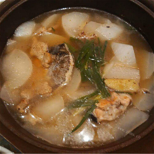 营养的三文鱼头大酱汤