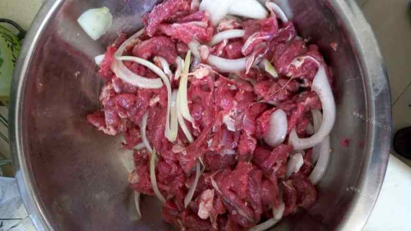 香辣烤羊肉圆葱做法图解1)