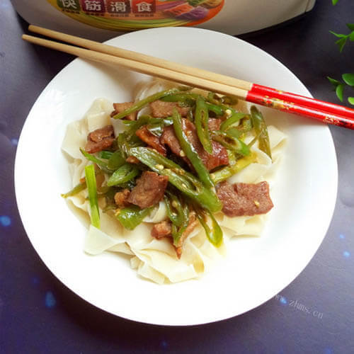 好吃的青椒炒肉盖浇面