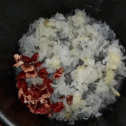 美味早餐银耳莲子粥做法图解2)
