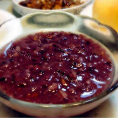  可口的紫米红豆薏米糊
