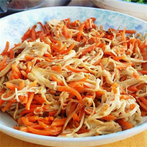 美味的金针菇胡萝卜炒木耳