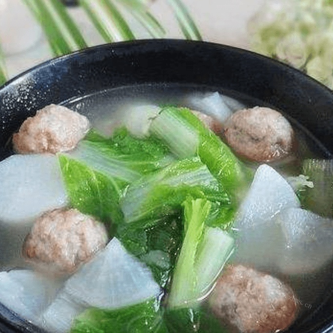 美味的鱼汤肉丸炖萝卜