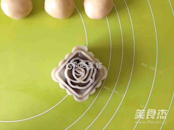 美美的多味广式月饼做法图解7)