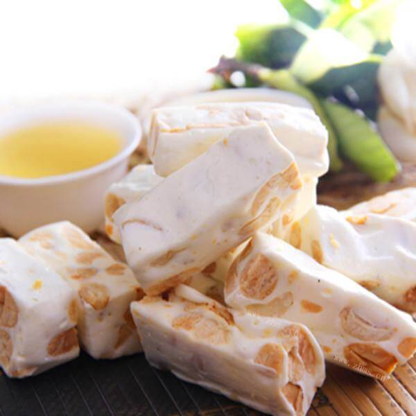 好吃的果仁糖块