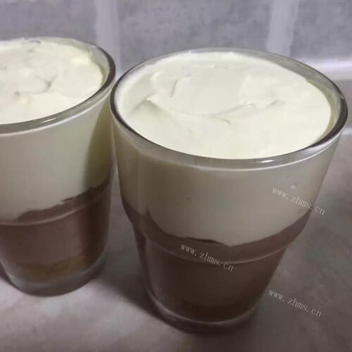 美味的抹茶白巧克力慕斯杯