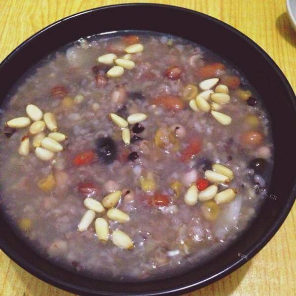 美味的营养杂粮黑豆养生粥