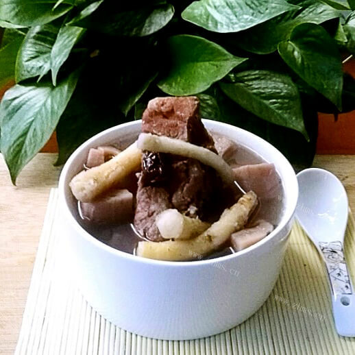 美味的沙参莲藕脊骨汤