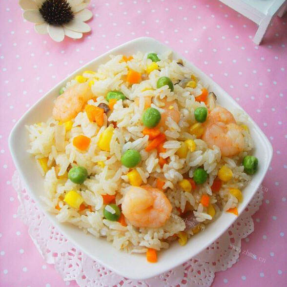 美味的鲜虾胡萝卜玉米炒饭