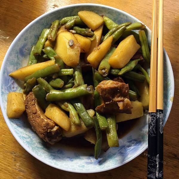 东北菜尾骨炖芸豆土豆