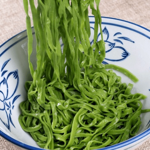 自制菠菜手擀面