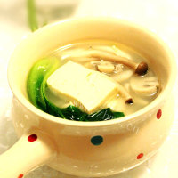 美味的鲫鱼豆腐菌菇汤