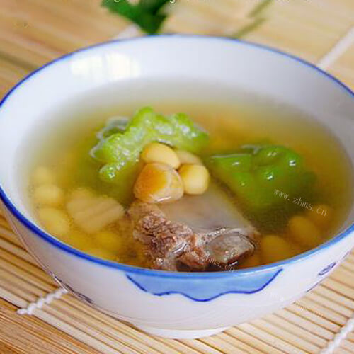 美味的苦瓜黄豆煲排骨