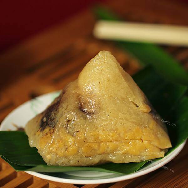 美味的咸肉蛋黄粽子