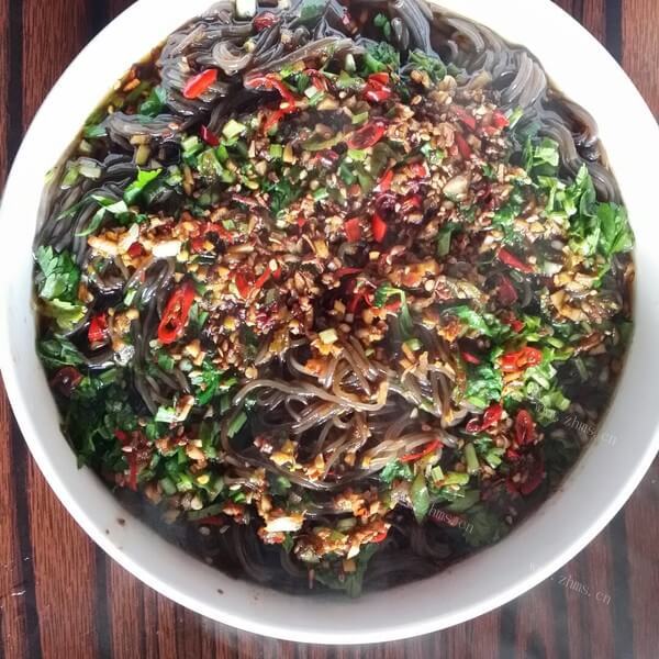 美味的酸菜蕨根粉