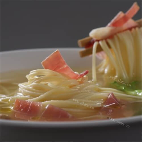 美味可口的菌菇火腿鸡汤面