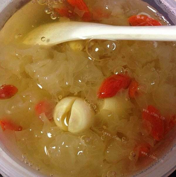 自制冰糖雪梨银耳莲子汤