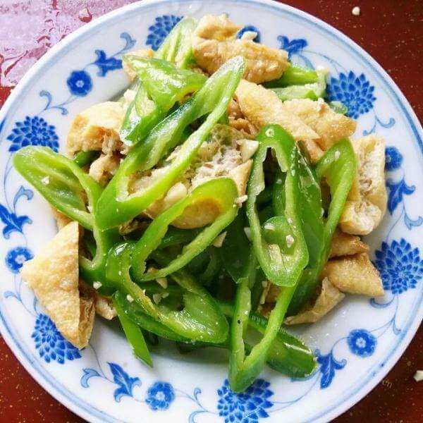 美味的豆腐泡炒青椒洋葱