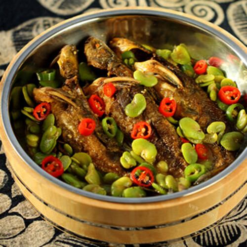 美味的黄骨鱼焖豆米