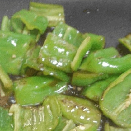 家常菜虎皮尖椒做法图解4)