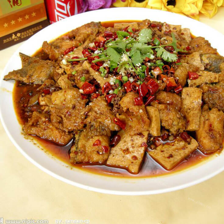 美味的香辣鱼头豆腐钵