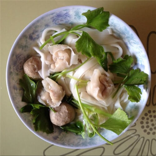 令人回味的粿条汤饺子