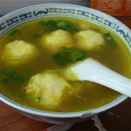 美味的咖喱鱼丸汤