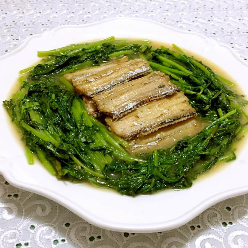 美味的刀鱼炖茼蒿