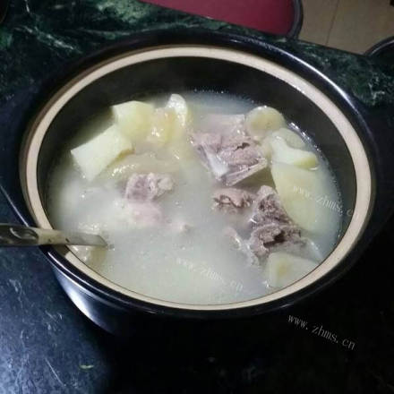 美味的黑豆猪筒骨汤
