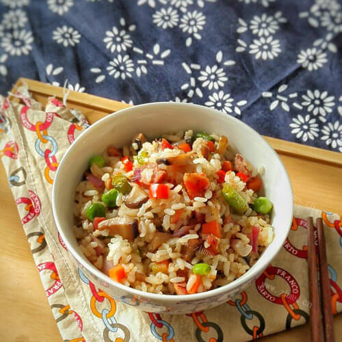 美味萝卜干香菇炒饭