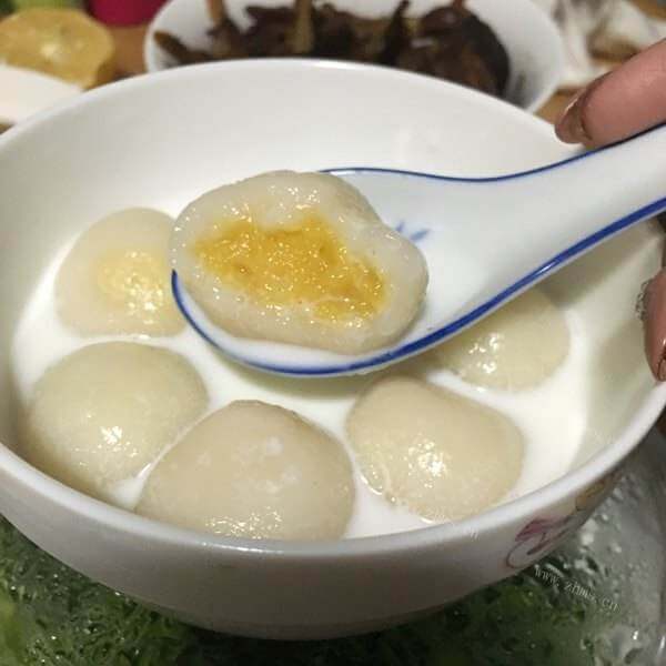 美味的奶黄馅汤圆