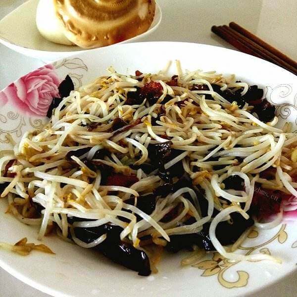 美味的凉拌豆芽木耳