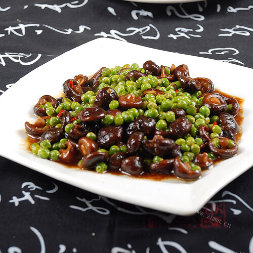 美味的香菇炒豌豆