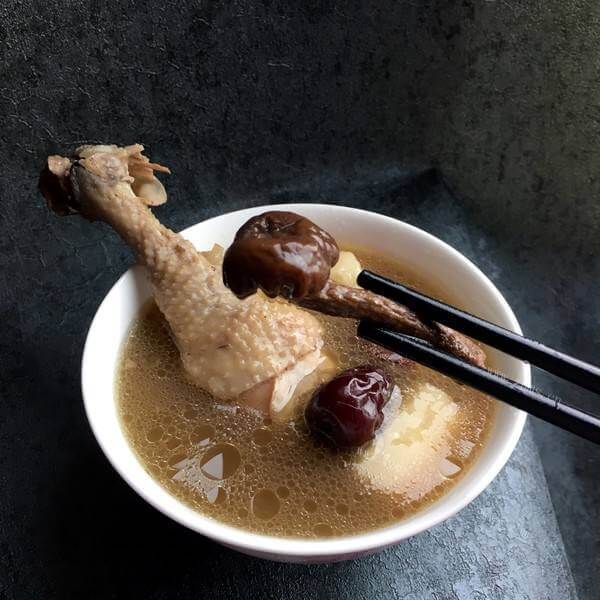 美味的草菇煲鸡汤