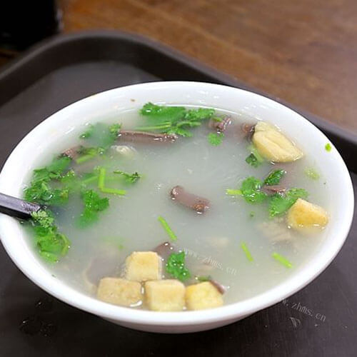 热腾腾的青菜鸭肝粥