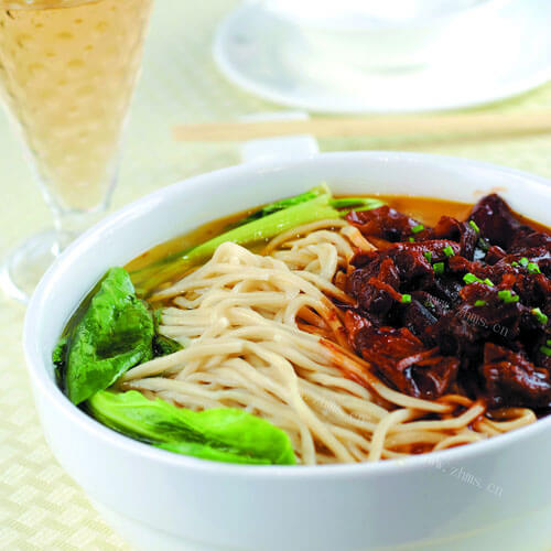 美味的茄汁肉丝茼蒿面