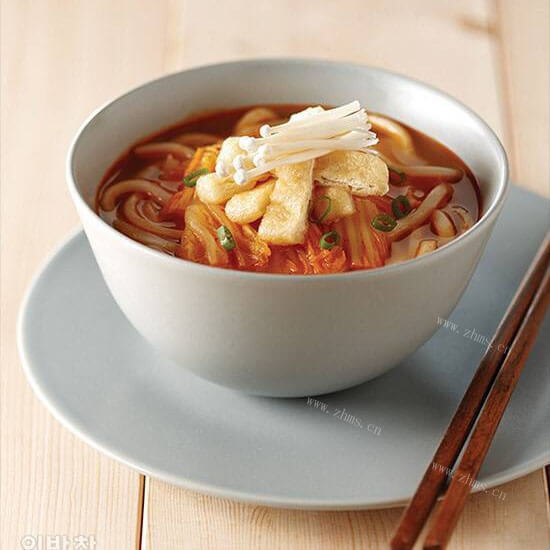 美味的泡菜牛肉乌冬面