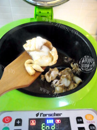 美味香辣酱汁炒墨斗鱼做法图解2)