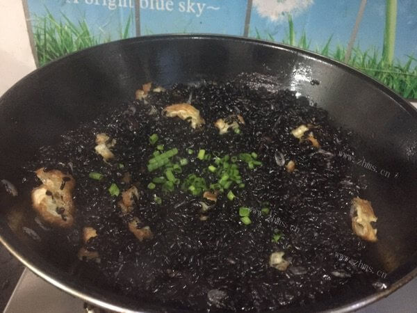 美味的炒黑米饭做法图解7)